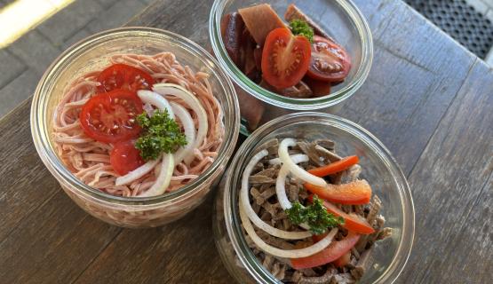 Wurst-/ Rindfleischsalat und Räucherwürste im Glas
