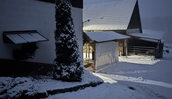 Hof im Schnee